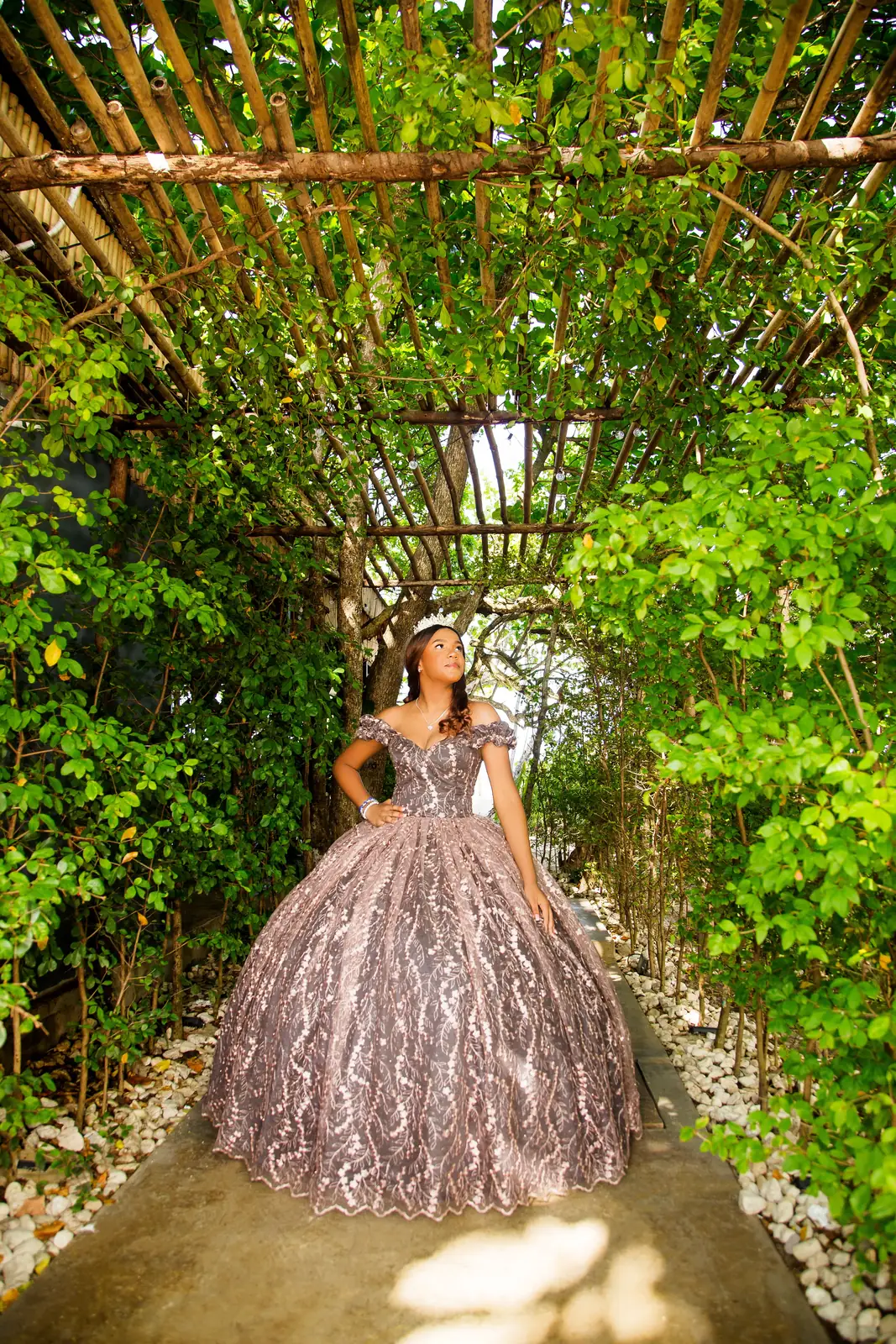 La quinceañera bajo la pérgola
