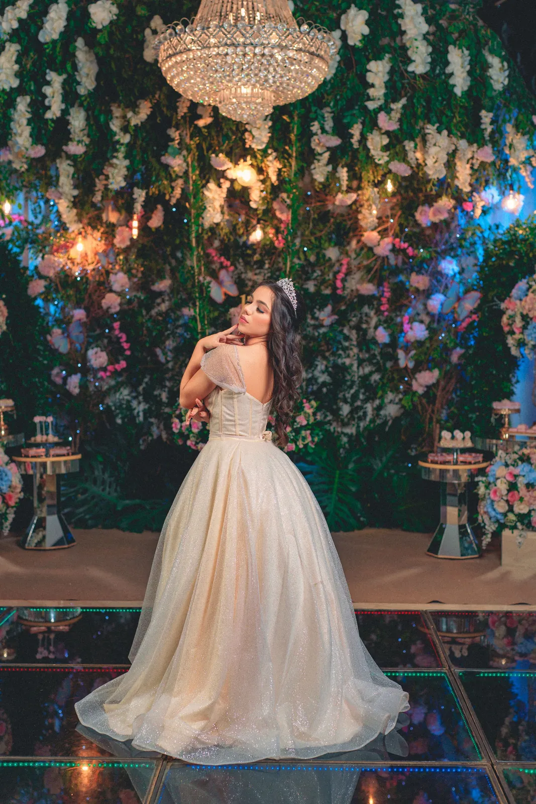 La quinceañera de espaldas bajo el candelabro