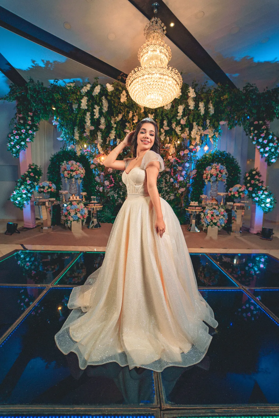 La quinceañera girando el vestido