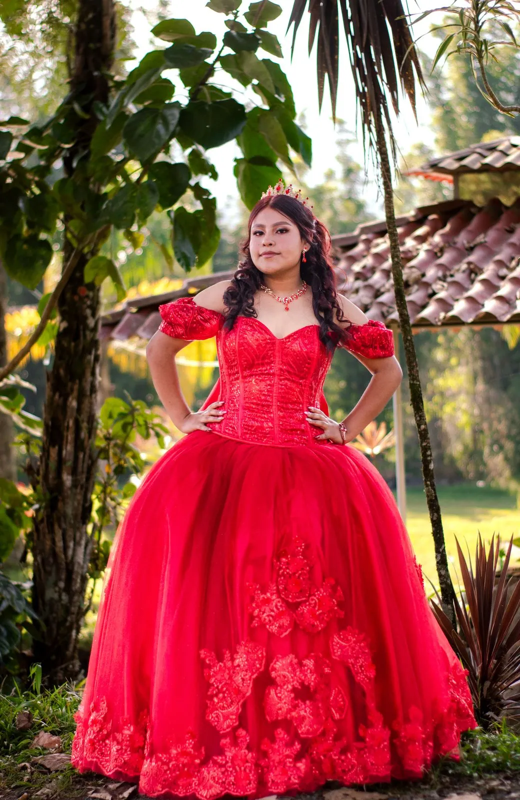 La quinceañera en el jardín