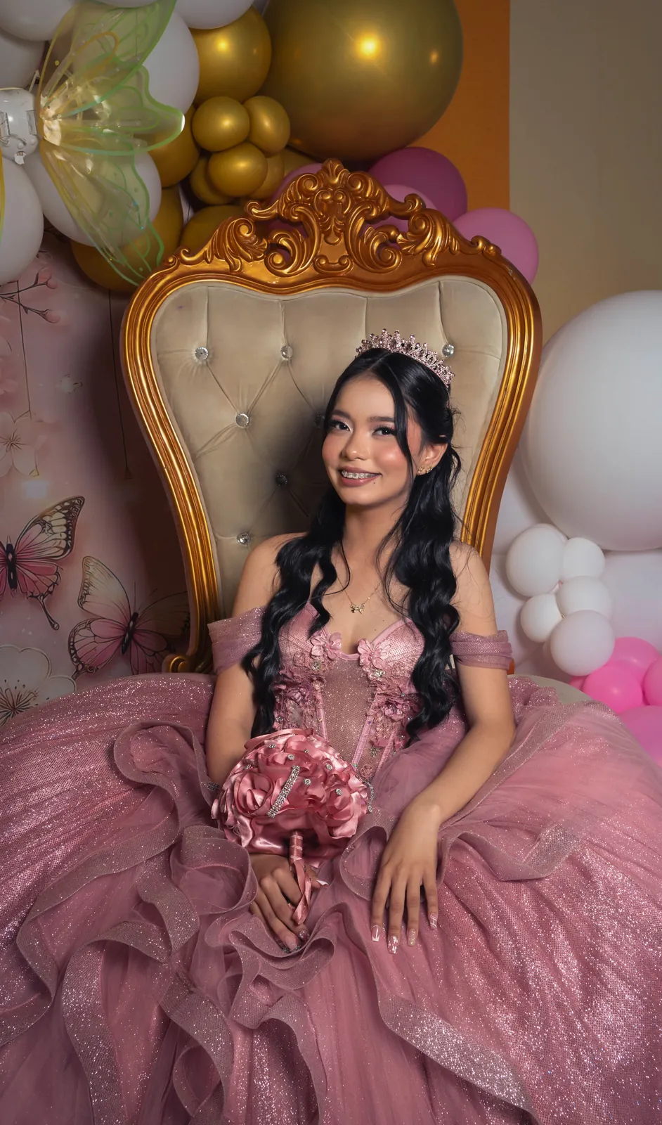La quinceañera en su trono